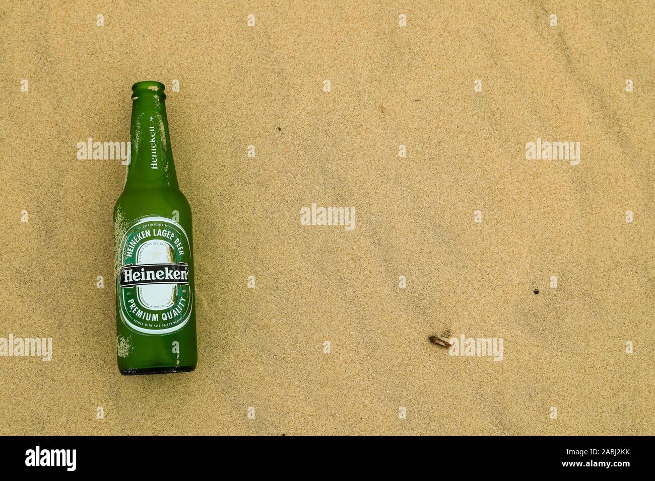 Le flacon en verre, Heineken bière Pilsener. bouteille verte la pollution et déchets dans les dunes de sable du désert de Samalayuca, Chihuahua Mexique. 52 km au sud de Banque D'Images
