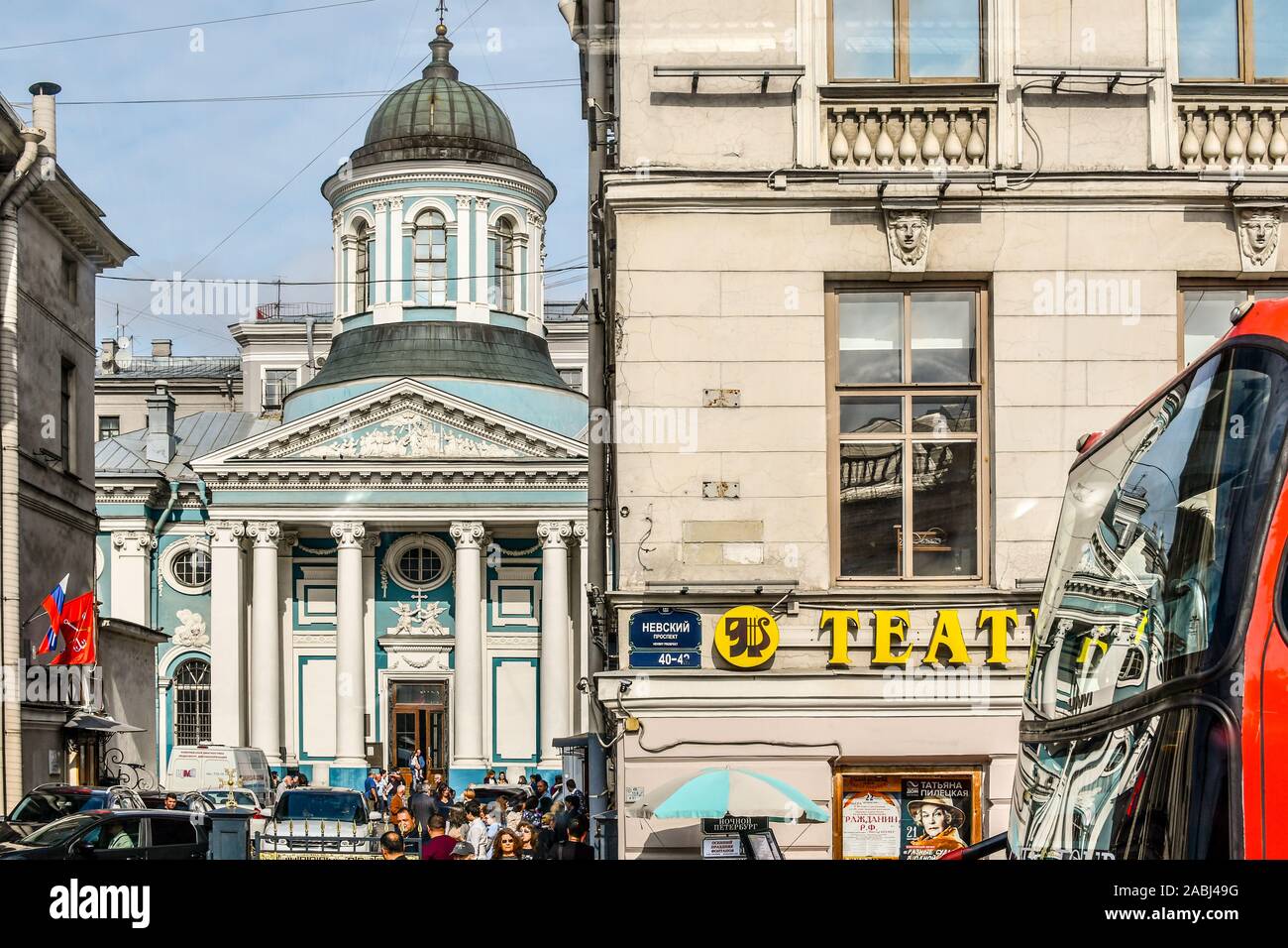 Fédération de piétons passent les églises, boutiques et cafés dans le centre-ville de Saint-Pétersbourg, en Russie. Banque D'Images
