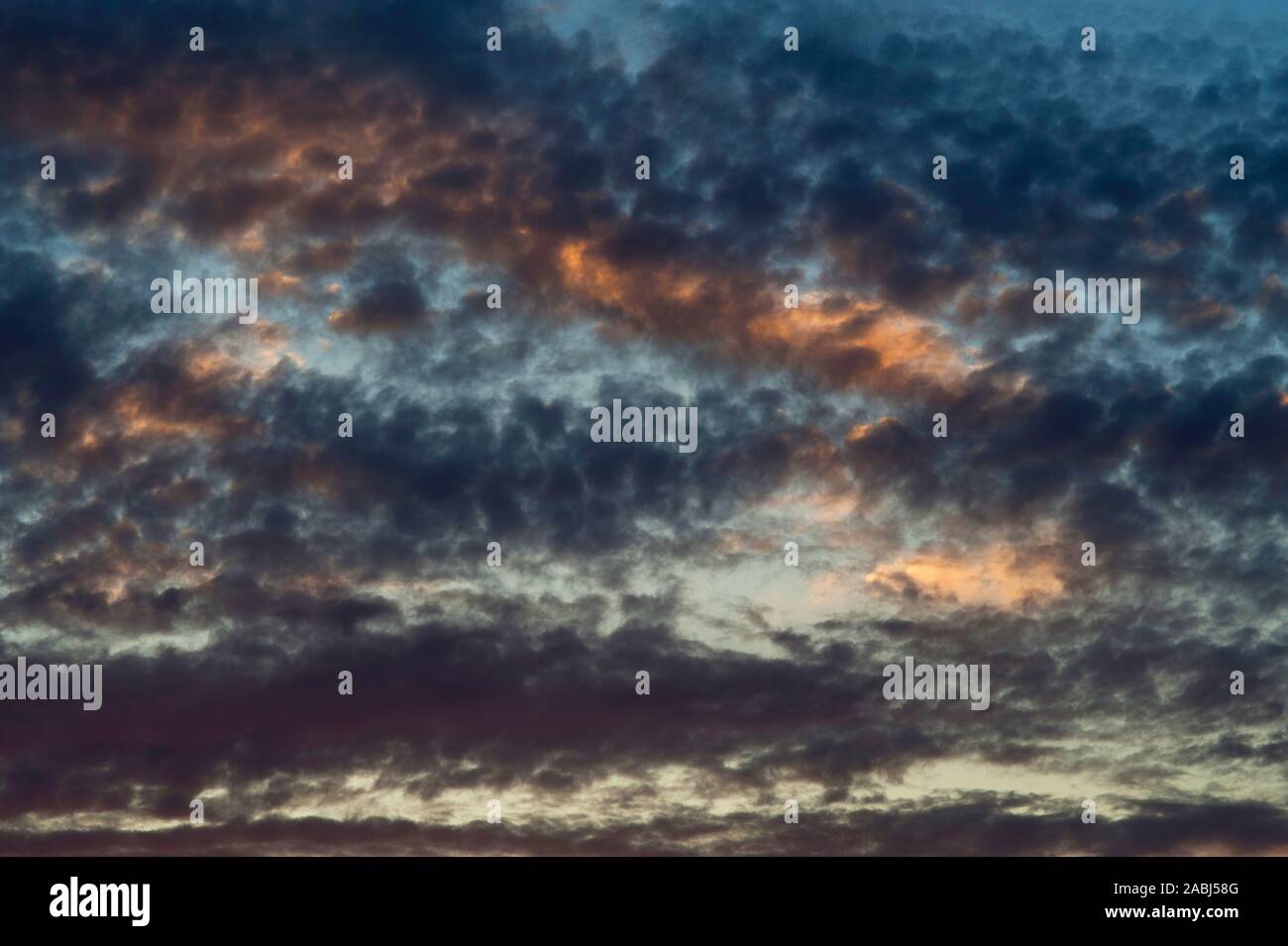 L'Altocumulus Perlucidus nuages vers le coucher du soleil par ciel dramatique. Banque D'Images