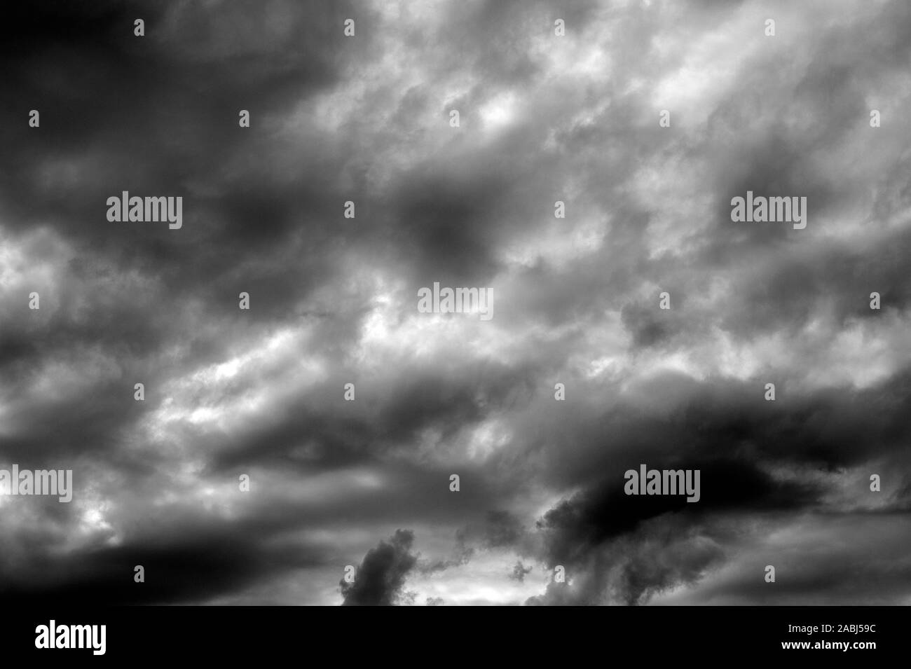 Stratocumulus vers le coucher du soleil avec l'approche météo stromy Banque D'Images