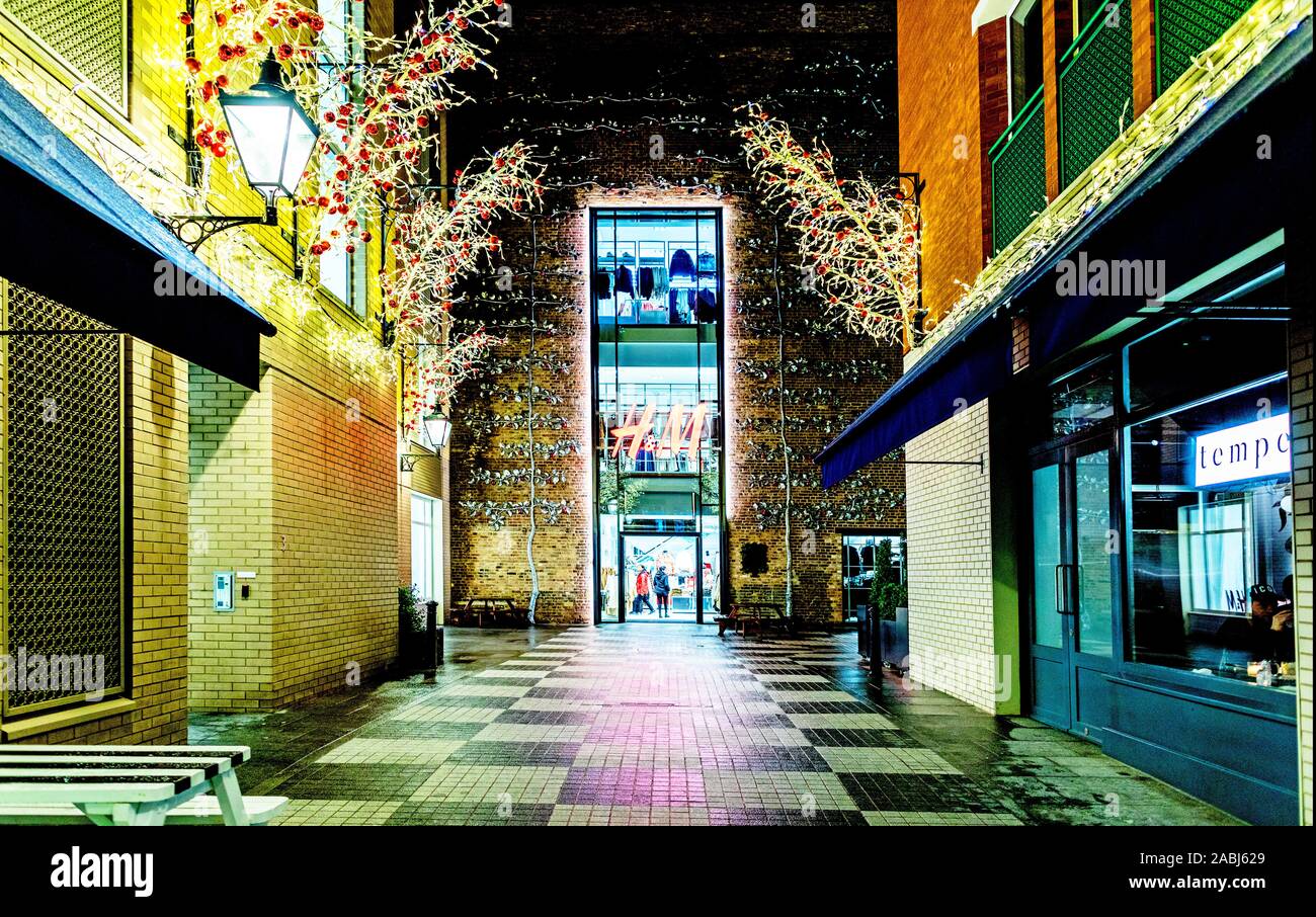 H et M à Covent Garden London UK Nuit Banque D'Images