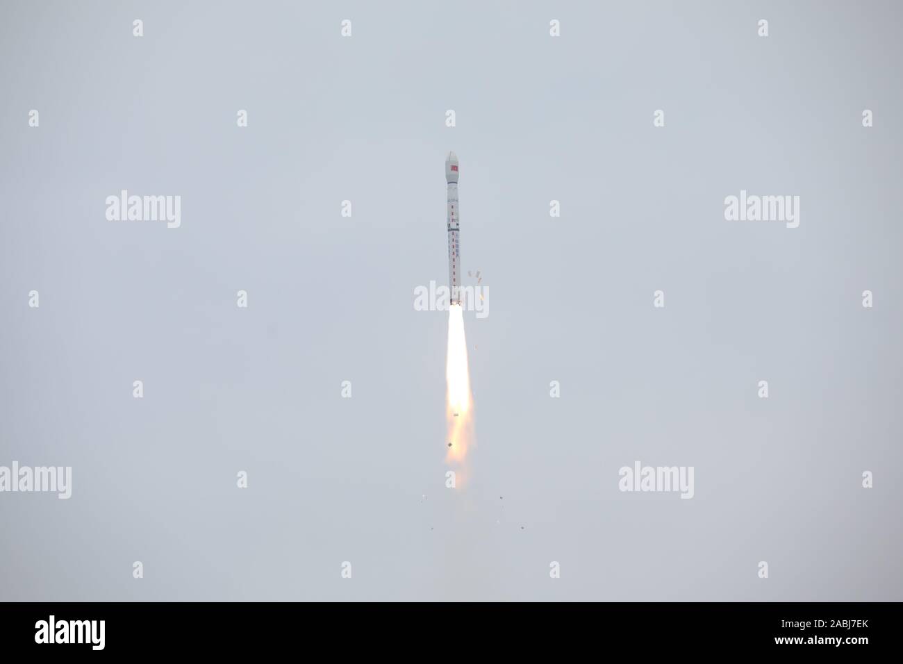 Taiyuan, la province de Shanxi. 28 Nov, 2019. Un satellite d'observation de la terre, Gaofen-12, est lancé à bord d'une Longue Marche 4C depuis le centre de lancement de satellites de Taiyuan à Taiyuan, capitale du nord La province de Shanxi, le 28 novembre 2019. Credit : Zheng Taotao/Xinhua/Alamy Live News Banque D'Images
