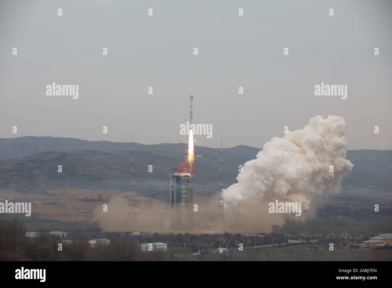 Taiyuan, la province de Shanxi. 28 Nov, 2019. Un satellite d'observation de la terre, Gaofen-12, est lancé à bord d'une Longue Marche 4C depuis le centre de lancement de satellites de Taiyuan à Taiyuan, capitale du nord La province de Shanxi, le 28 novembre 2019. Credit : Zheng Taotao/Xinhua/Alamy Live News Banque D'Images