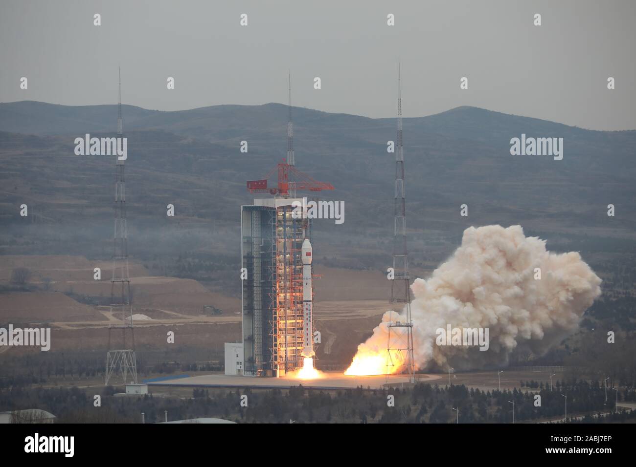 Taiyuan, la province de Shanxi. 28 Nov, 2019. Un satellite d'observation de la terre, Gaofen-12, est lancé à bord d'une Longue Marche 4C depuis le centre de lancement de satellites de Taiyuan à Taiyuan, capitale du nord La province de Shanxi, le 28 novembre 2019. Credit : Zheng Taotao/Xinhua/Alamy Live News Banque D'Images