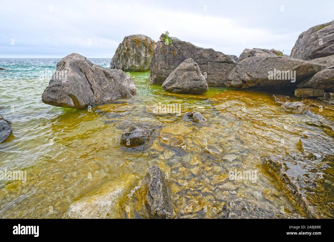 Les rochers et l'eau sur une crique cachée sur le lac Huron, dans le Parc National de la péninsule Bruce en Ontario, Canada Banque D'Images