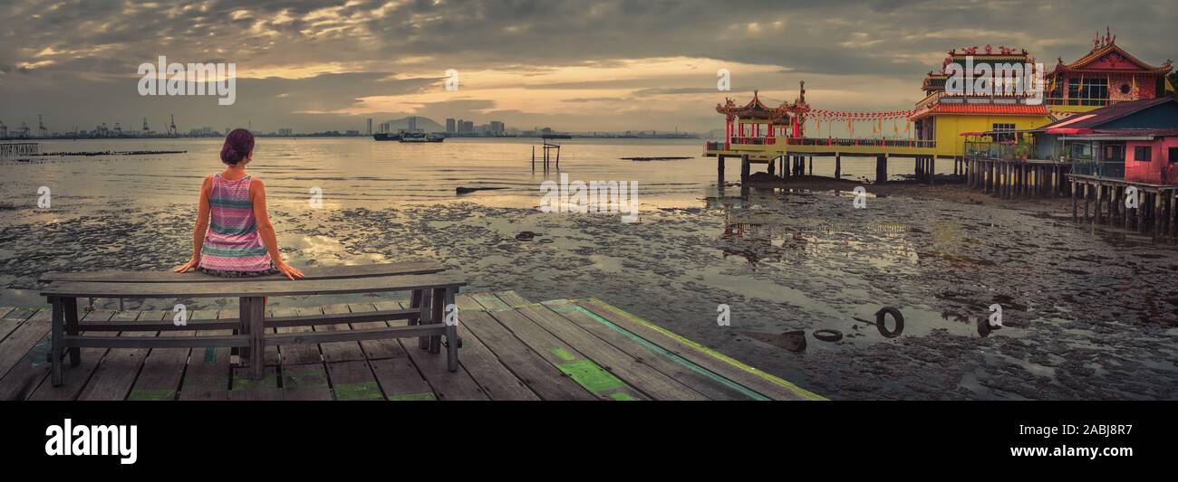 Assis à touristiques Yeoh jetty au lever du soleil, Georgetown, Penang, Malaisie. Panorama Banque D'Images