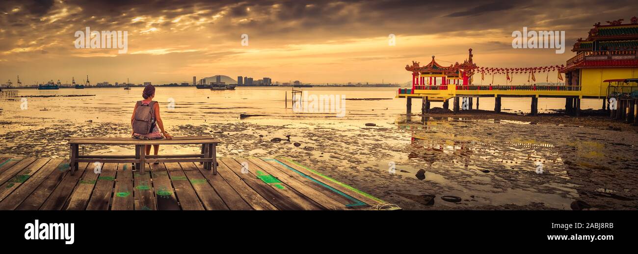 Assis à touristiques Yeoh jetty au lever du soleil, Georgetown, Penang, Malaisie. Panorama Banque D'Images