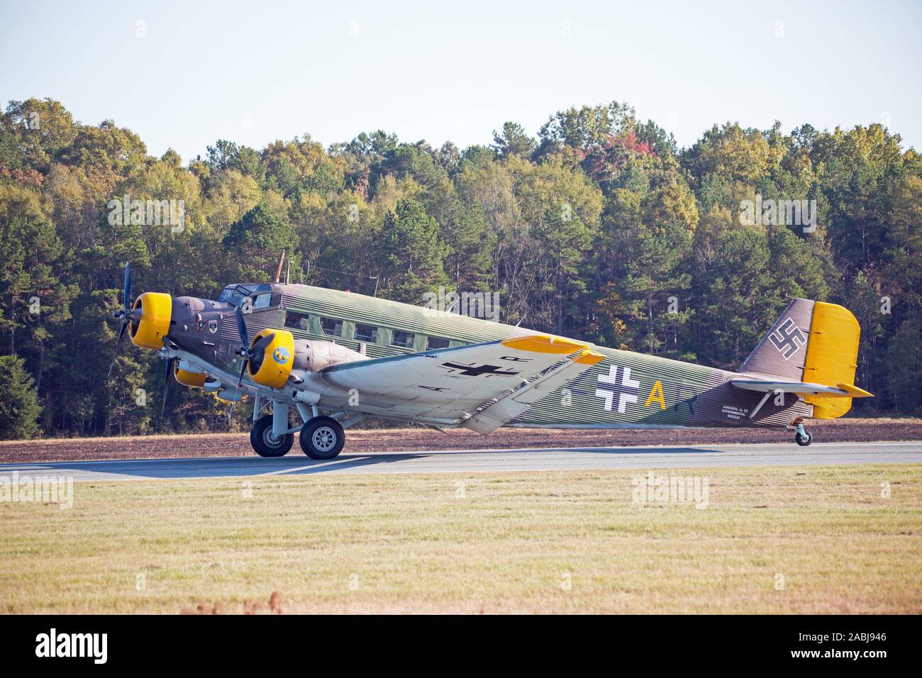 MONROE, NC (USA) - 9 novembre 2019 : un allemand Junkers JU 52 aéronefs de transport est situé sur une piste à l'Air Show de Monroe sur Warbirds. Banque D'Images