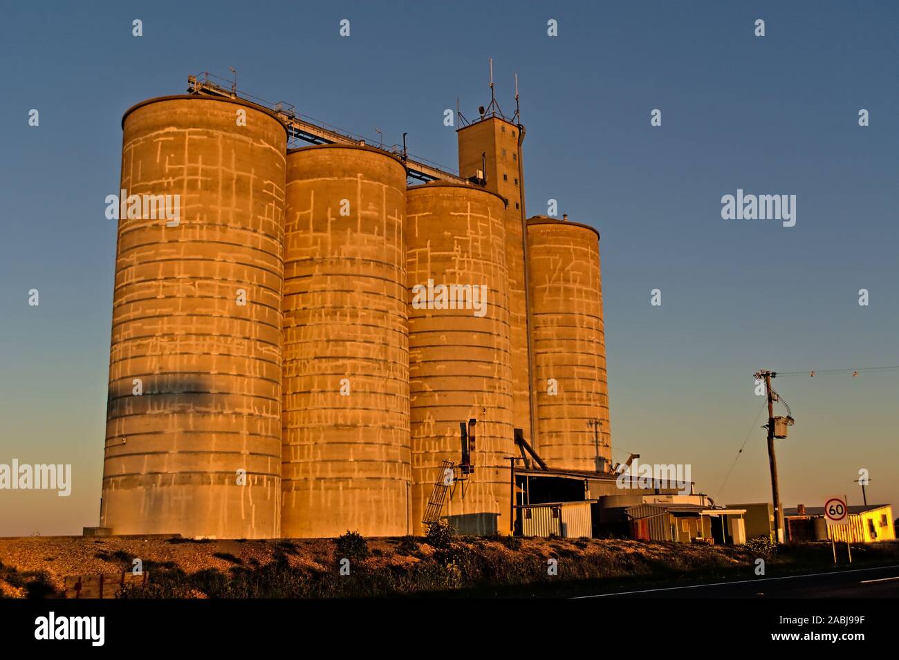 Les silos à grains dans l'arrière-pays australien Banque D'Images