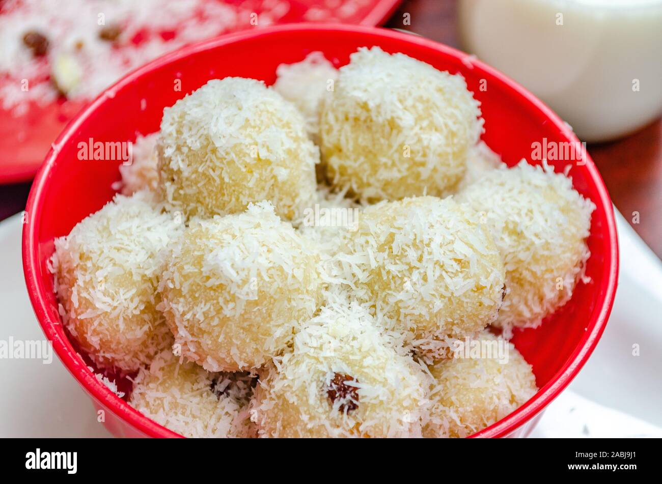 Noix de Coco semoule Boules douces dans un bol rouge. Banque D'Images