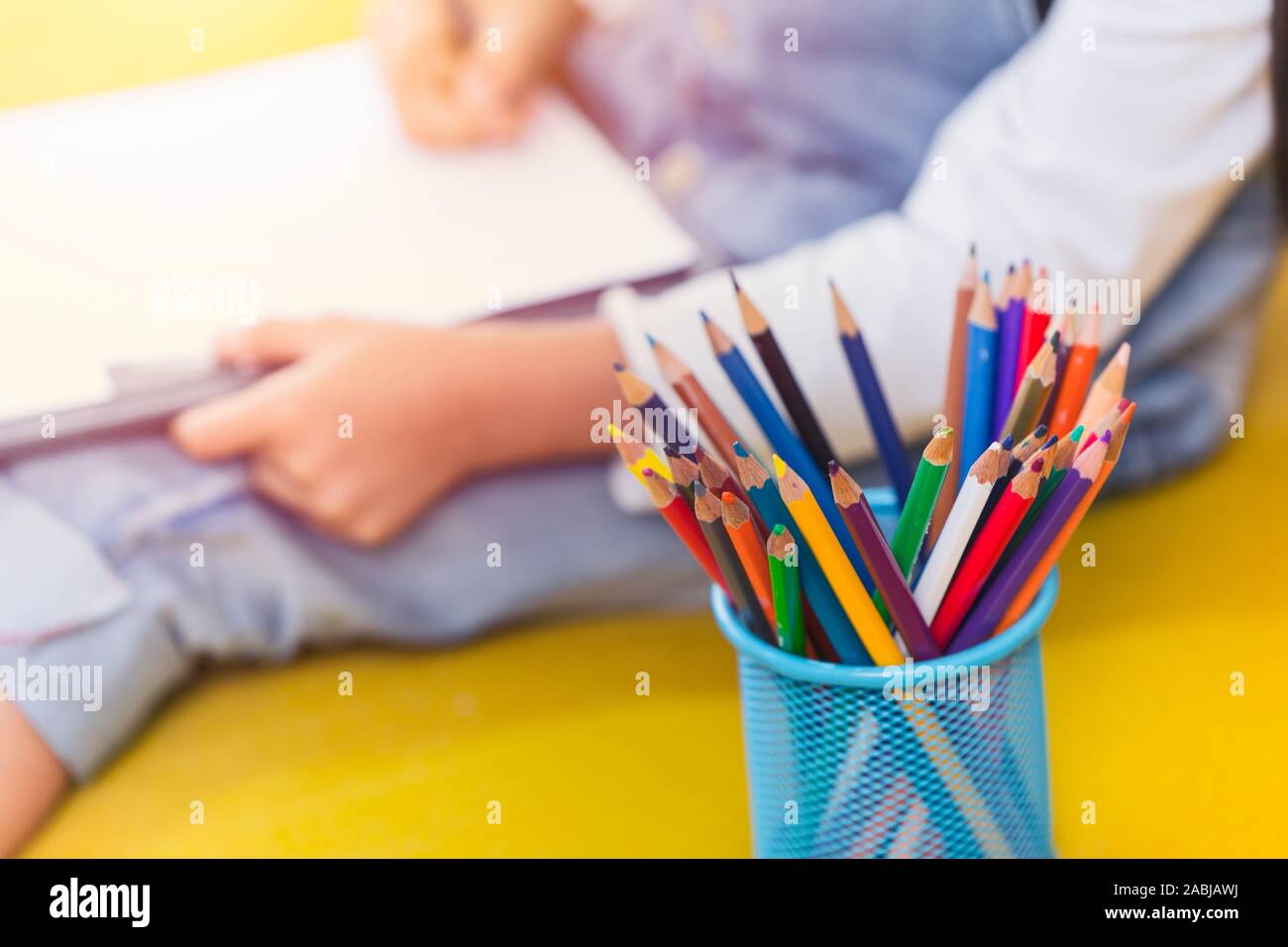 Crayons de couleurs avec les enfants Arts créatifs dessin, l'éducation et l'apprentissage à l'école concept. Banque D'Images