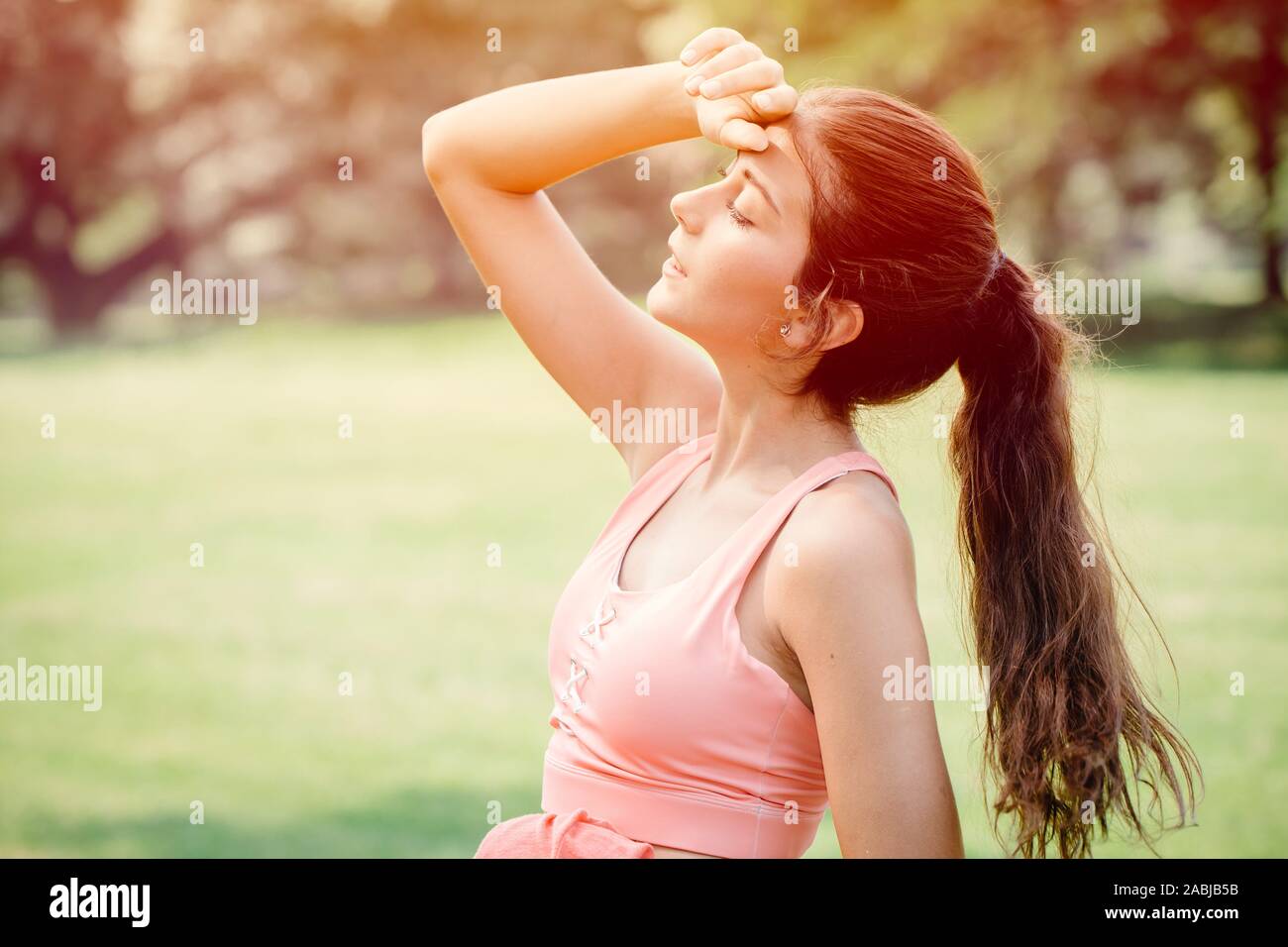 Young sport femme de tête fatiguée de surchauffe de l'expression d'inconfort temps chaud d'été. Banque D'Images