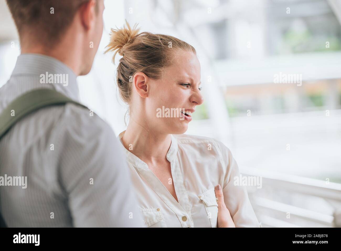 Couple argue, femme en colère et pleurer lors de l'expression sérieuse querelle avec son ami parler garçon ne erreur. Banque D'Images