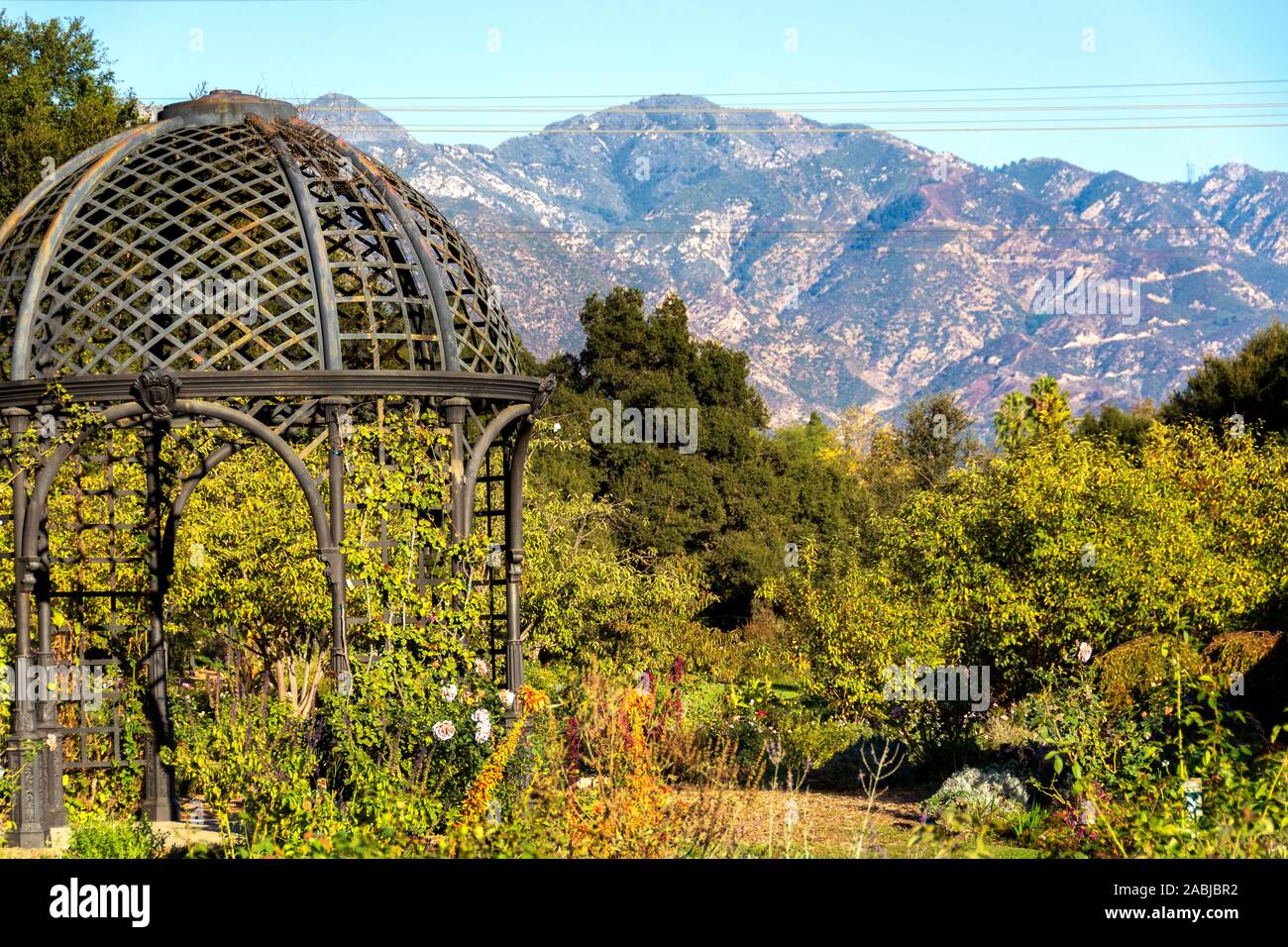 Gazebo niché dans un cadre naturel dans le sud de la Californie avec San Rafael Hills dans l'arrière-plan. Banque D'Images