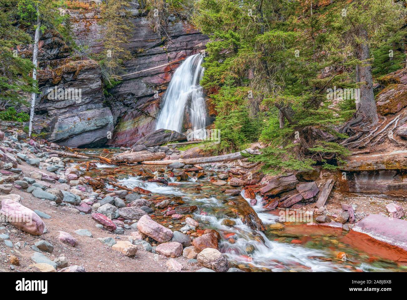 Baring Falls en automne. Le parc national des Glaciers. Le Montana. USA Banque D'Images