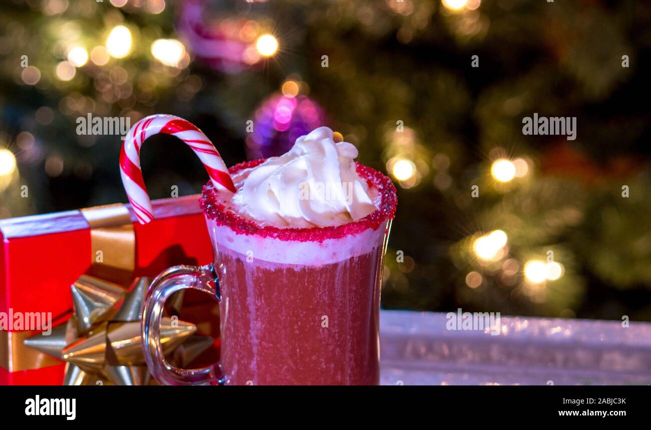 Cocktail de Noël avec canne de Noël décorer et bouteille de vodka en  arrière-plan Photo Stock - Alamy