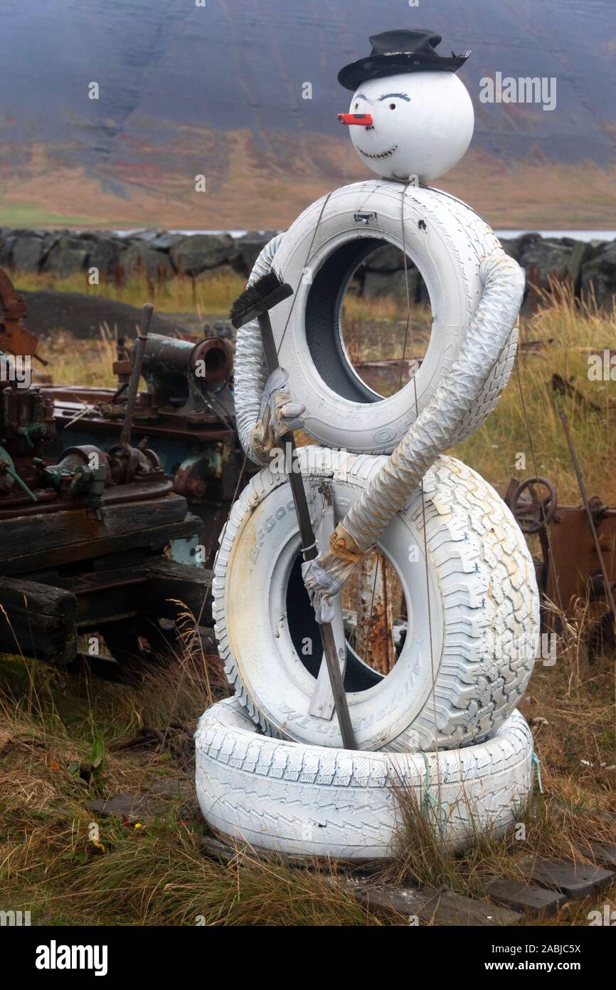 Ses sculptures en pneus, Pingeyri, Islande Banque D'Images
