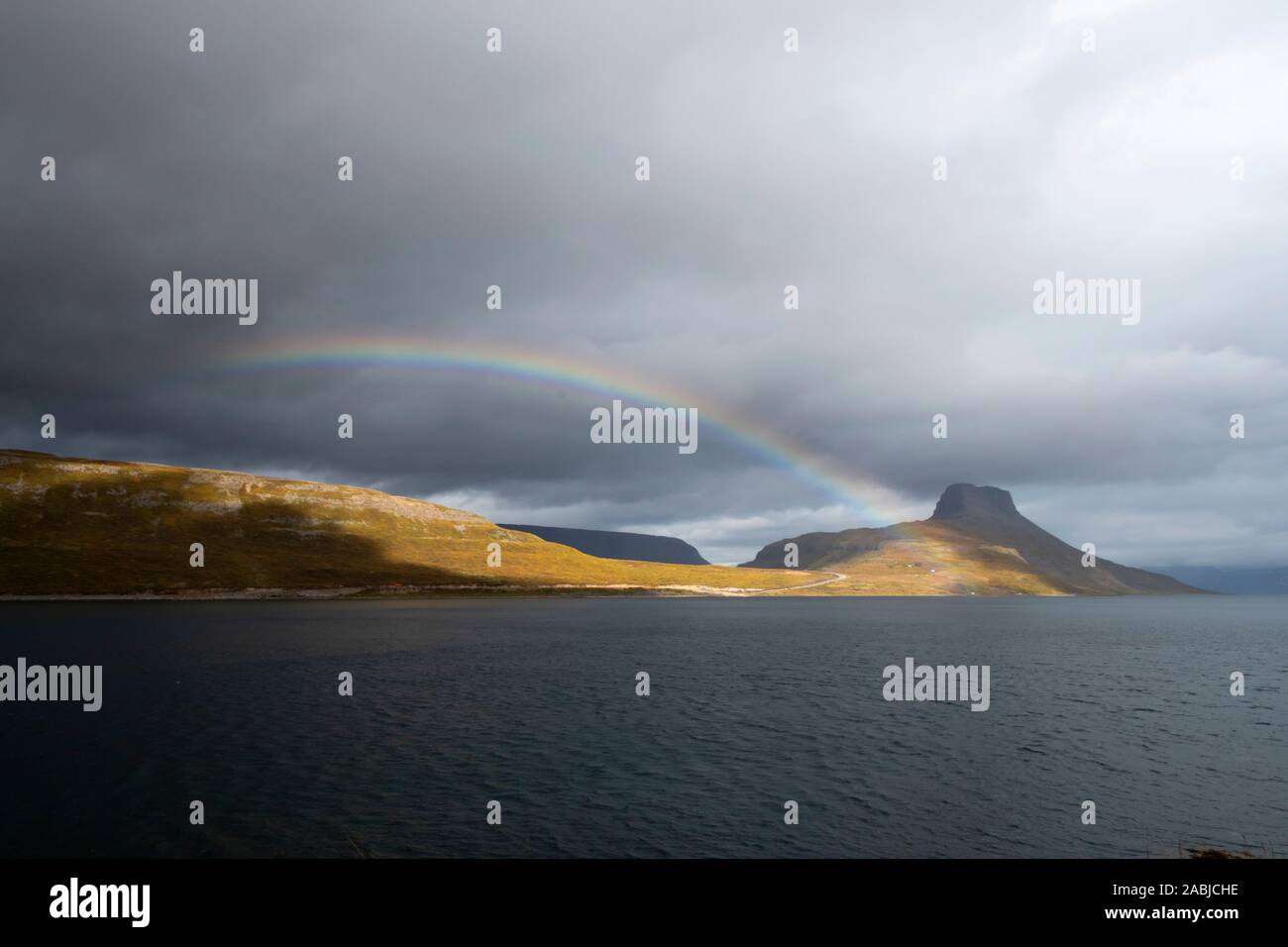 Arc-en-ciel sur montagne, Hestfjordur, Islande Banque D'Images