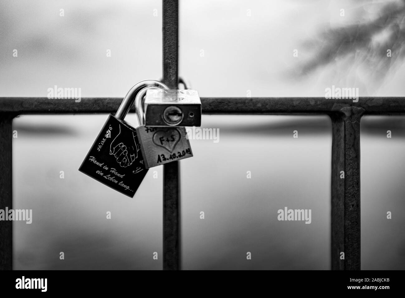 Trois cadenas sont gravés sur le nom, à se mettre d'accord sur une rampe d'escalier Banque D'Images