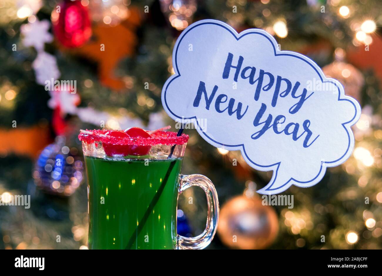 Cette boisson rouge vert vif avec un verre et d'un rebord, garnir de cerises est un cocktail parfait pour un réveillon de nouvel an Banque D'Images