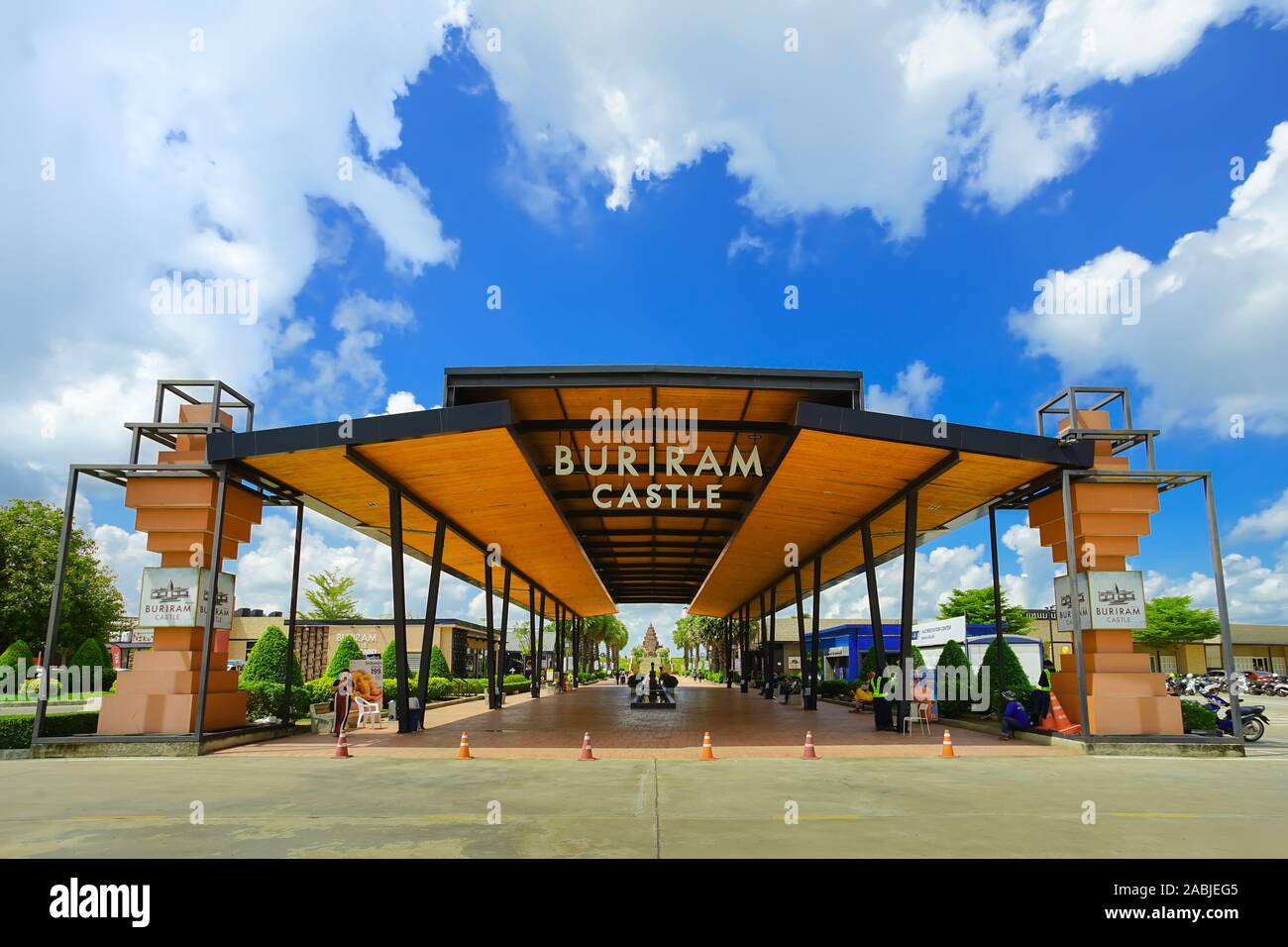 Buriram, Thaïlande - 11 octobre 2019 : Entrée de la célèbre destinations voyage Buriram Château à Buriram province,Thaïlande. Banque D'Images Buriram, Thaïlande - 11 octobre 2019 : Entrée de la célèbre destinations voyage Buriram Château à Buriram province,Thaïlande. Banque D'Images