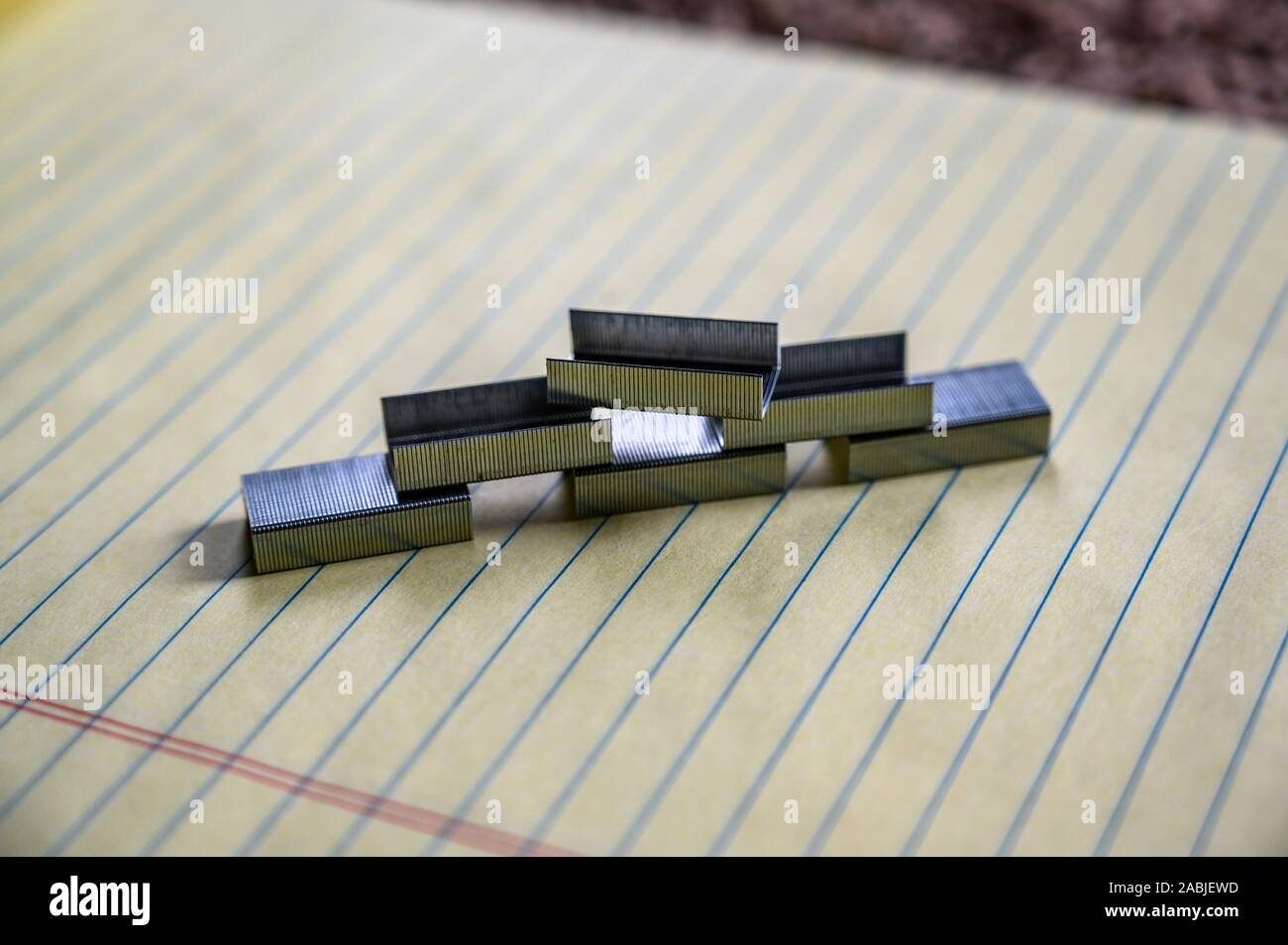 pile pyrimidine de clips de remplissage de l'agrafeuse sur tampon papier doublé Banque D'Images