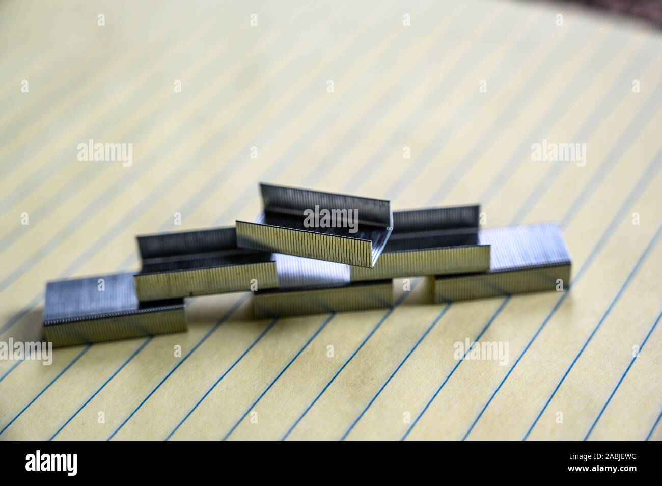 pile pyrimidine de clips de remplissage de l'agrafeuse sur tampon papier doublé Banque D'Images