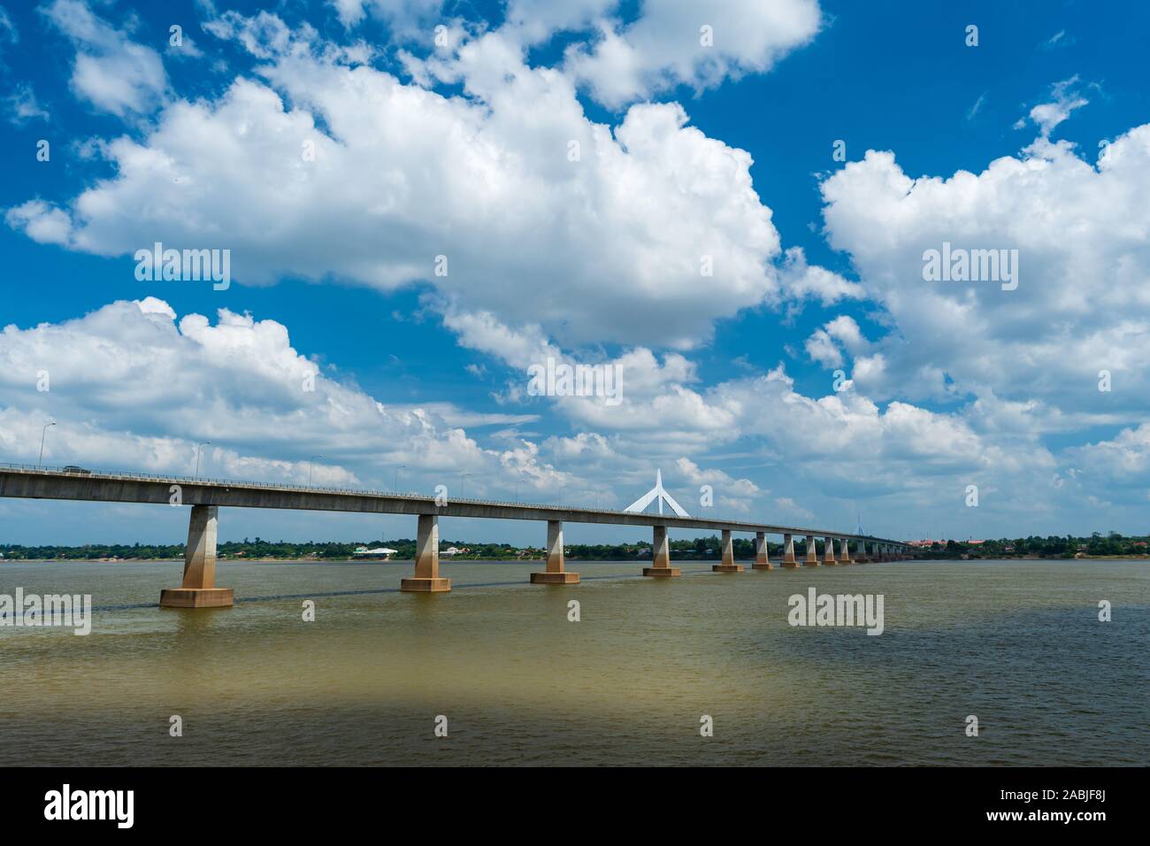 Le deuxième pont de l'Amitié lao-thaïlandaise dans Mukdahan, Thaïlande Banque D'Images