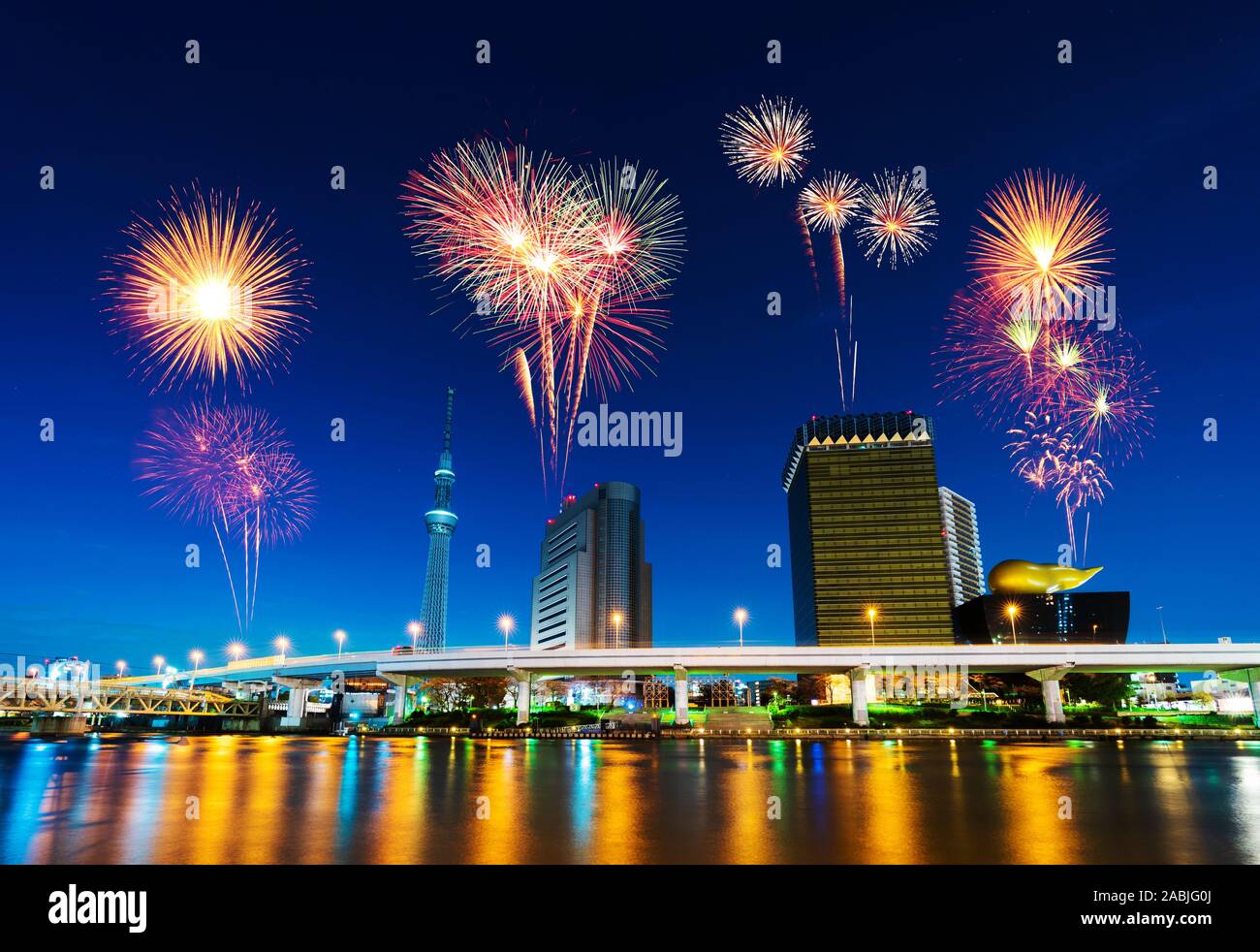 D'artifice célébrer plus de Tokyo cityscape at night, Japon Banque D'Images