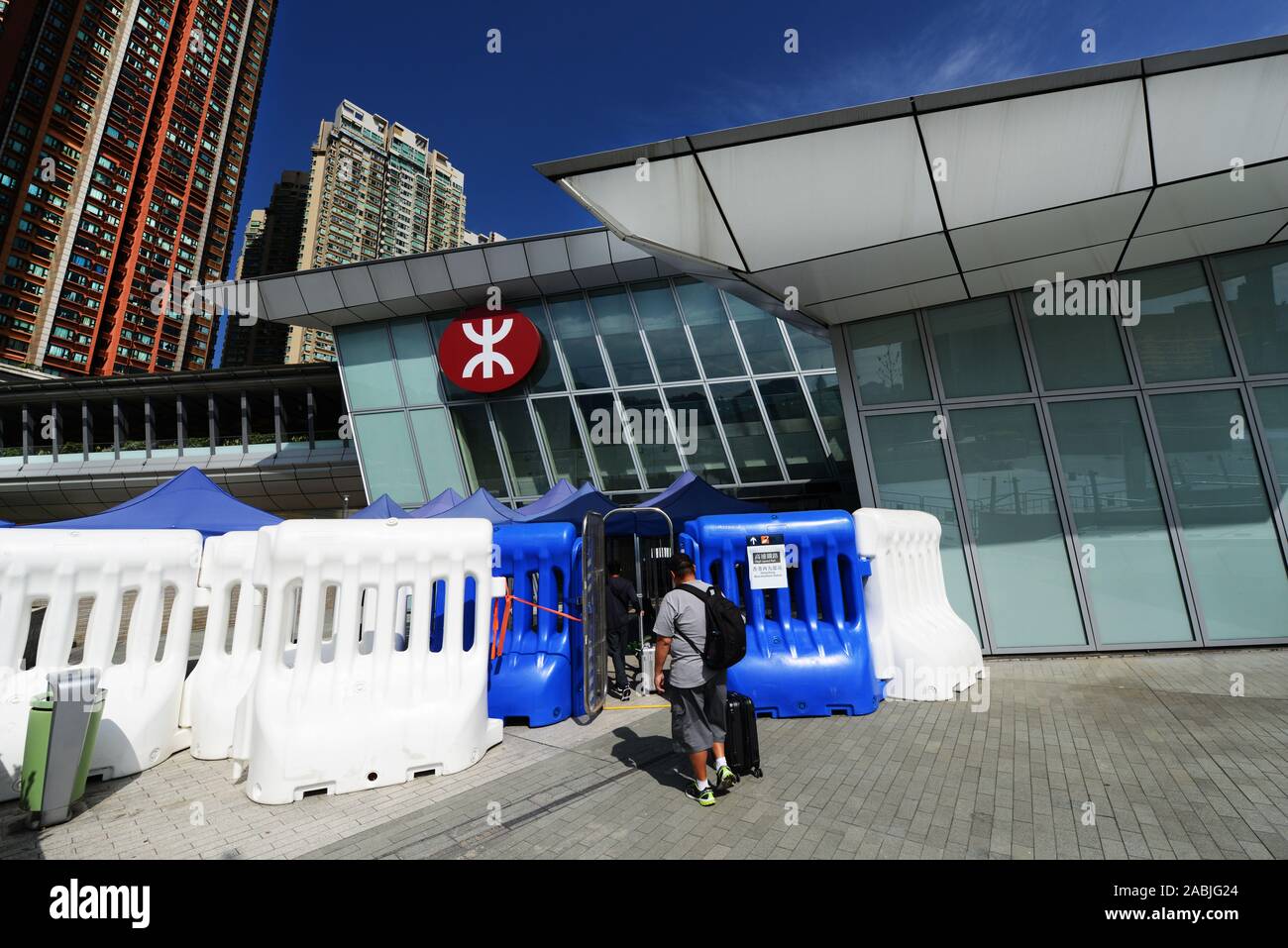 La gare de Kowloon Ouest avec des barricades de police faire pour l'agitation politique en 2019 Hong Kong au cours de la protestation. Banque D'Images