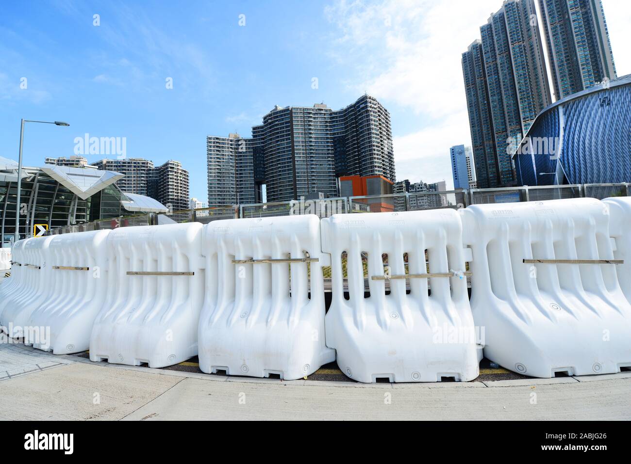 La gare de Kowloon Ouest avec des barricades de police faire pour l'agitation politique en 2019 Hong Kong au cours de la protestation. Banque D'Images
