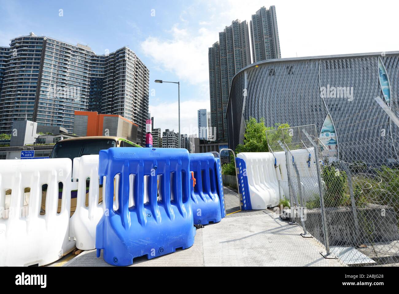 La gare de Kowloon Ouest avec des barricades de police faire pour l'agitation politique en 2019 Hong Kong au cours de la protestation. Banque D'Images