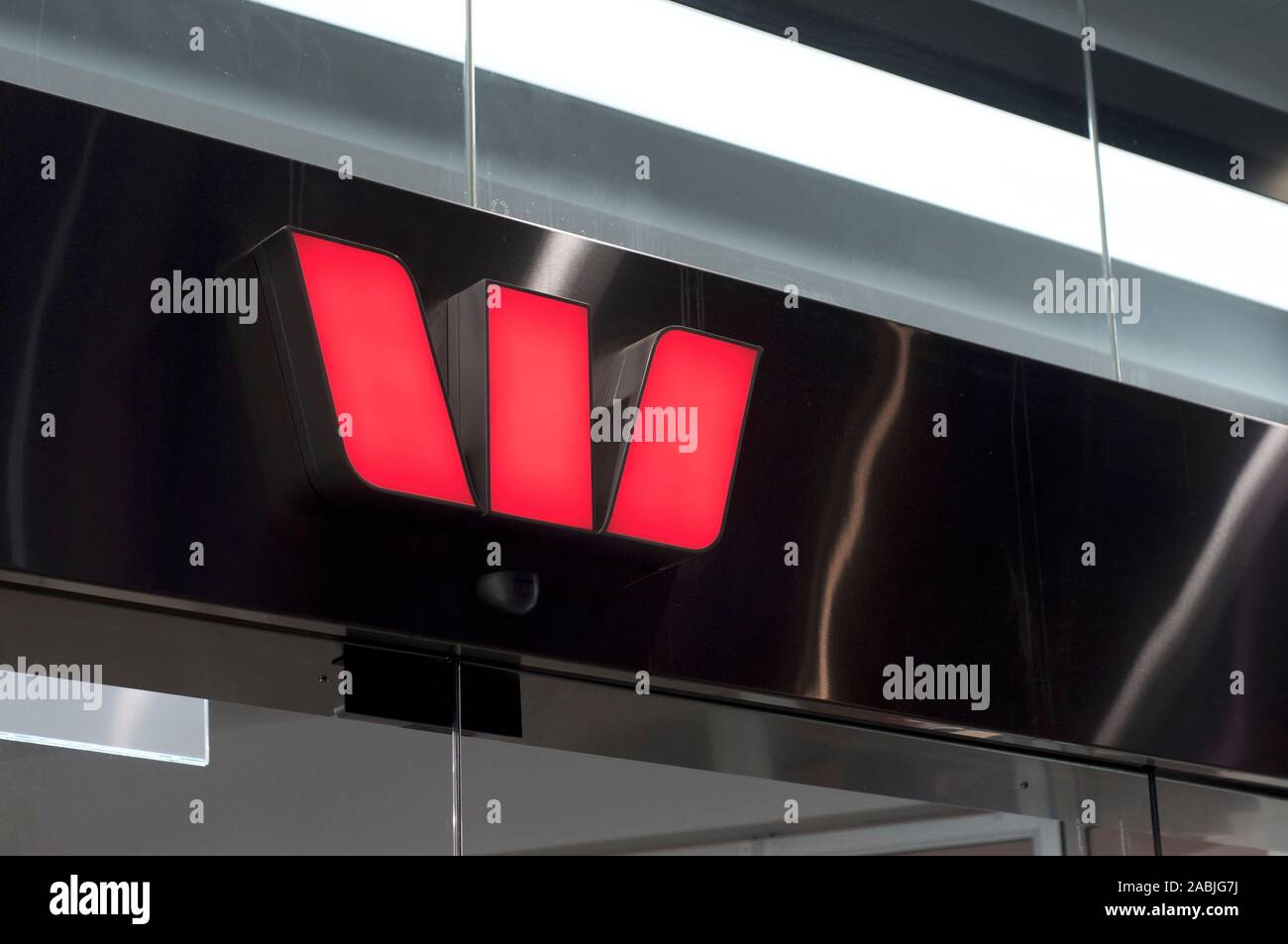 Brisbane, Queensland, Australie - 27 novembre 2019 : Close up photo du logo de la Banque Westpac lumineux suspendu à l'entrée de l'immeuble en Q Banque D'Images