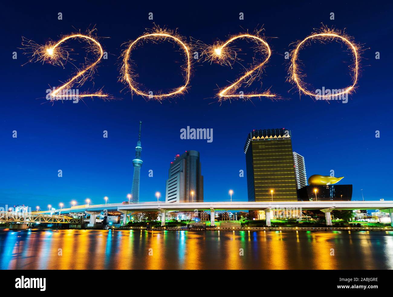 2020 Bonne Année d'artifice célébrer plus de Tokyo cityscape at night, Japon Banque D'Images