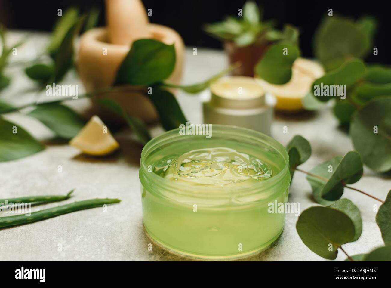 Création de produits cosmétiques naturels de plantes, naturel . La crème  pour le visage et le gel d'aloès en pots sur un fond orange gris.  Dermatologie hygiène cosmétiques à base de plantes