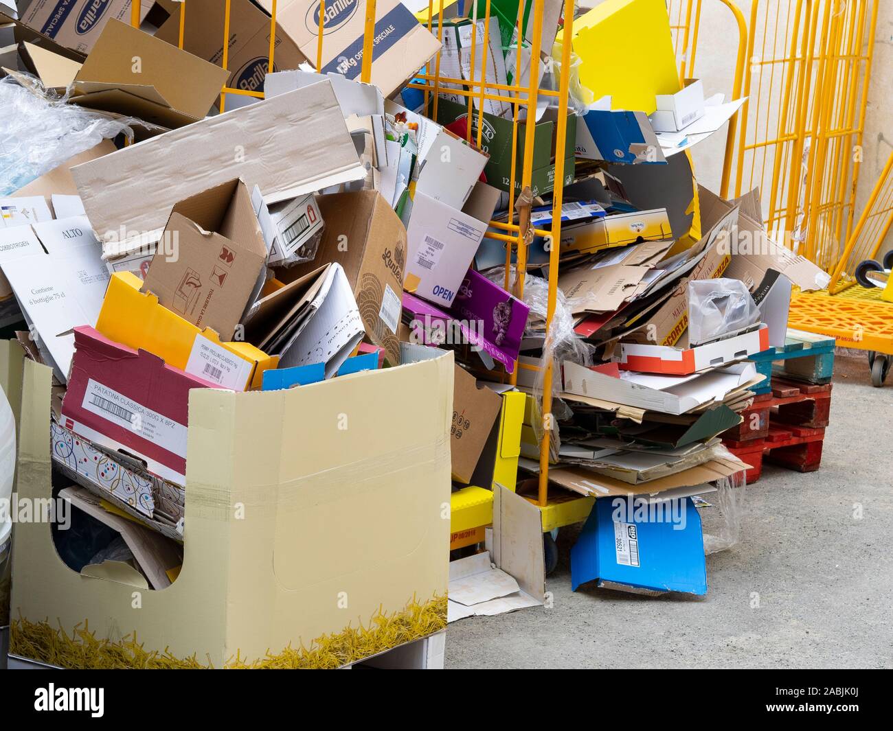Collection d'emballage de carton et de papier placé à l'extérieur d'un  supermarché prêt à être envoyé à une usine de collecte séparée des déchets  Photo Stock - Alamy