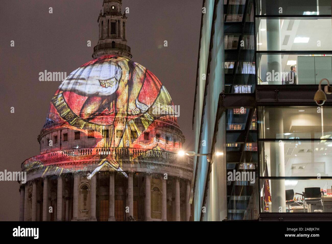 William Blake's masterpiece final "l'Ancien des Jours" est projetée sur