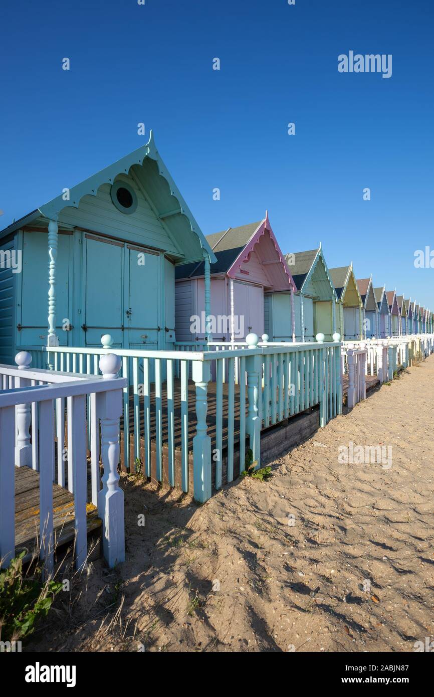 WEST MERSEA, ESSEX/UK - 24 juillet : cabines colorées dans la région de West Mersea Essex le 24 juillet 2012 Banque D'Images