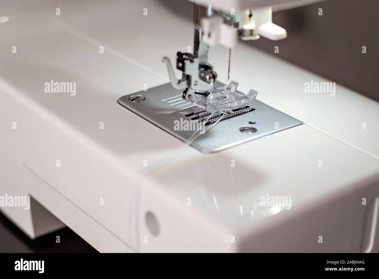 Machine à coudre moderne a mis l'accent sur l'aiguille - image Banque D'Images