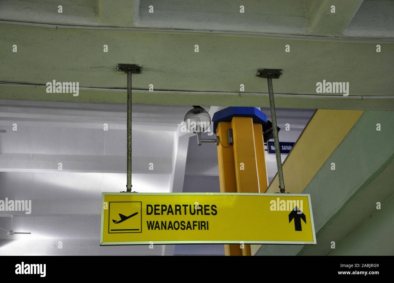 Ancien panneau de signe de départ en anglais et en swahili à l'Aéroport International de Mombasa (MOI), Kenya Banque D'Images