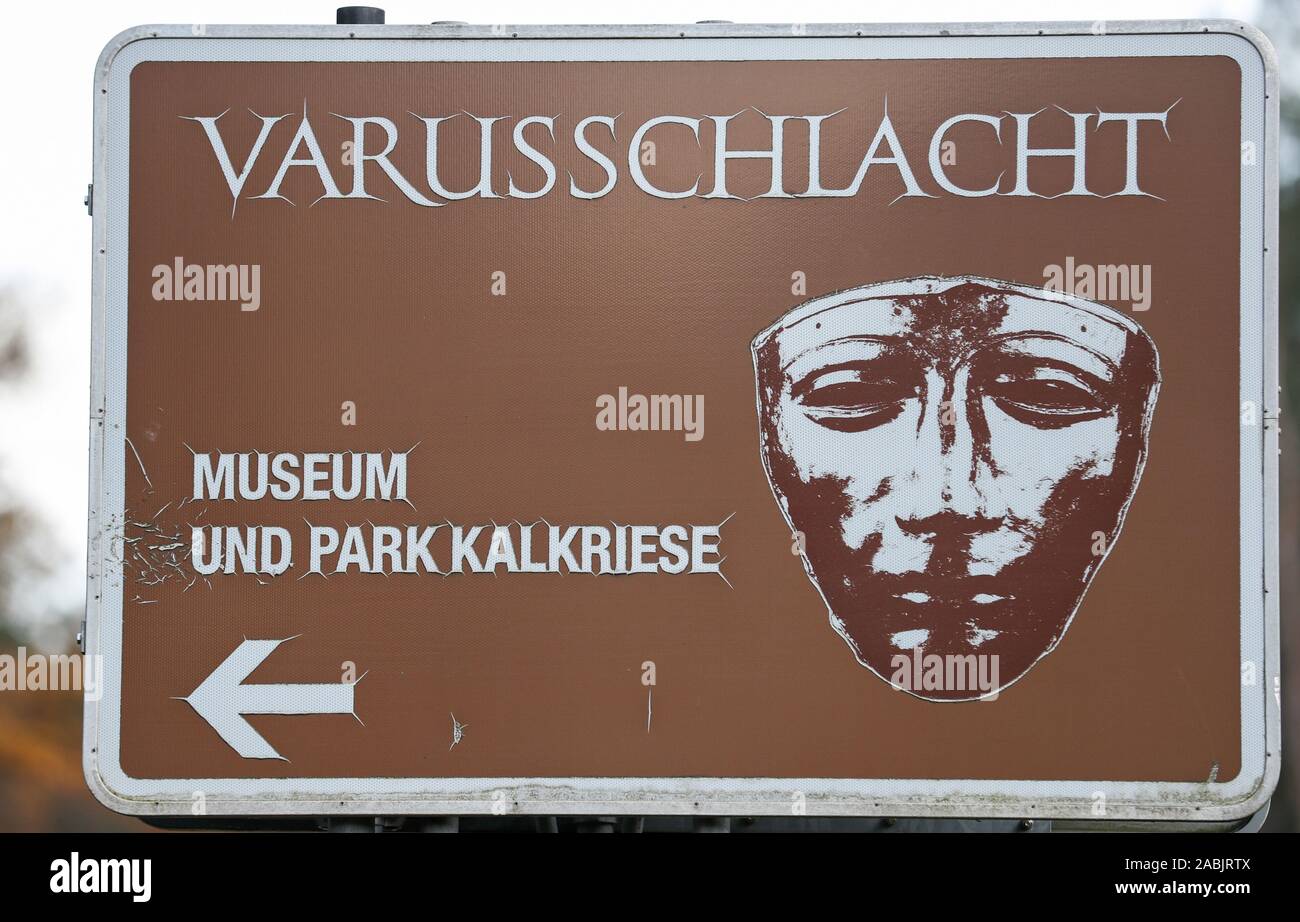 27 novembre 2019, Basse-Saxe, Bramsche : un panneau indique à l'espace de la bataille de Varus dans le Marzahn - Museum und Park Kalkriese, où l'exposition 'pas alors, pas maintenant, jamais" est affiché. Dans le cadre de la foire internationale d'art, 31 signes symboliques de la paix - conçu par des artistes du 31 états militairement impliqués dans la Première Guerre mondiale - ont été créés. L'exposition peut être vu à partir du 30 novembre 2019 au 16 février 2020. Photo : Friso Gentsch/dpa Banque D'Images