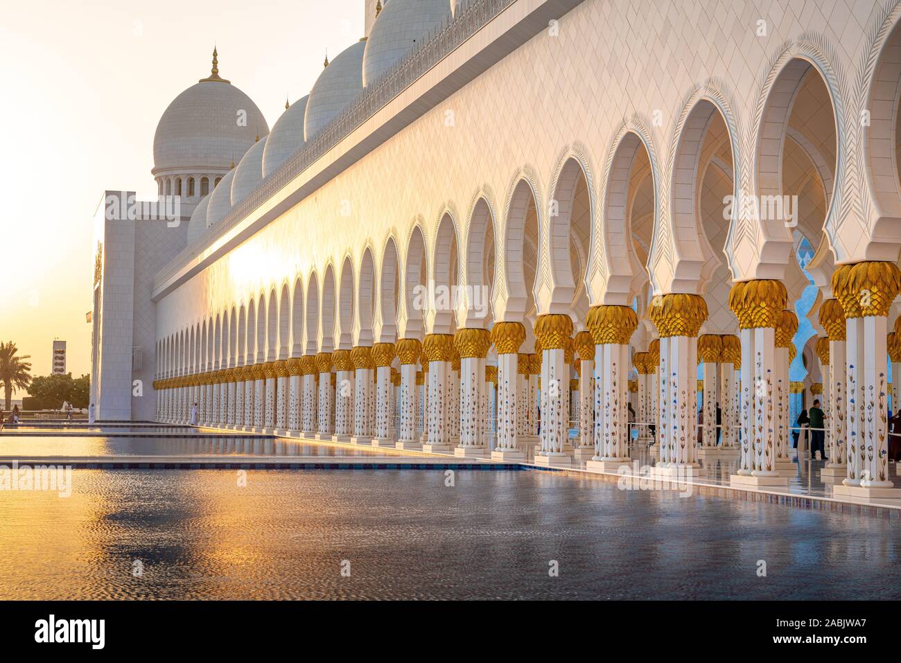 Coucher De Soleil À La Mosquée Sheikh Zayed Bin Sultan Al Nahyan À Abu Dhabi. Banque D'Images