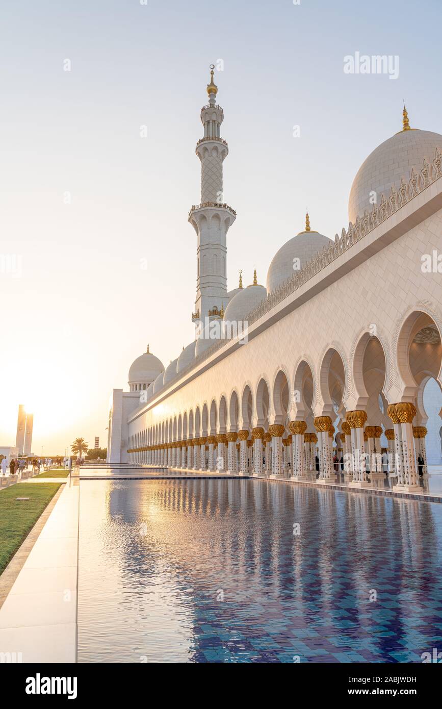 Coucher De Soleil À La Mosquée Sheikh Zayed Bin Sultan Al Nahyan À Abu Dhabi. Banque D'Images