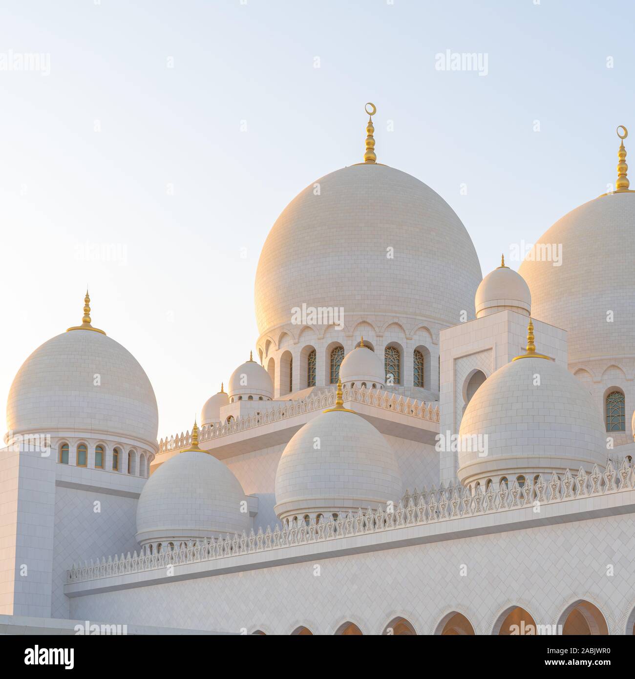 Vue sur les dômes et les temples de la Grande Mosquée d'Abu Dhabi. Banque D'Images