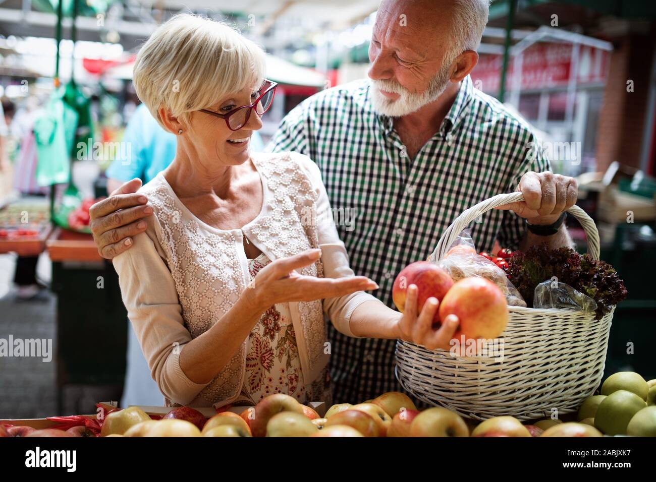 Magnifique Portrait de couple de personnes âgées dans le marché alimentaire buing Banque D'Images