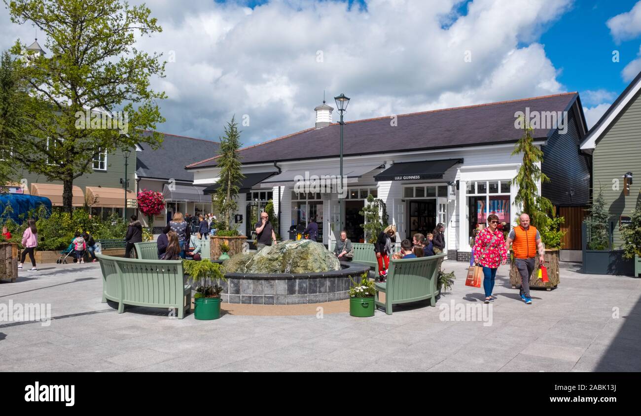 KILDARE, Irlande, - MAI, 12, 2018 : Kildare Village Shopping Outlet près de Dublin, Irlande. Banque D'Images