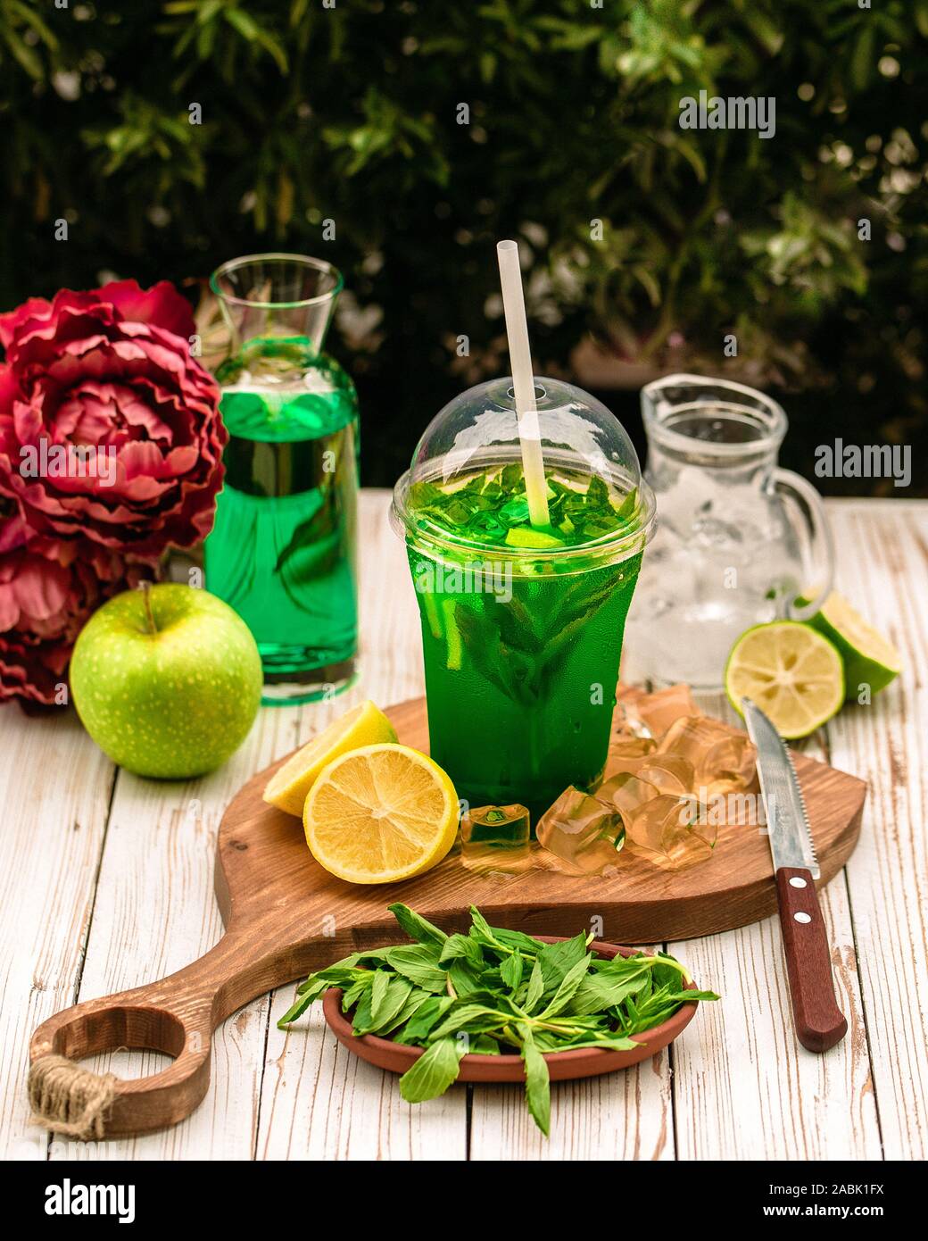 Ice Tea maison remplie de tranches de citron et menthe Banque D'Images