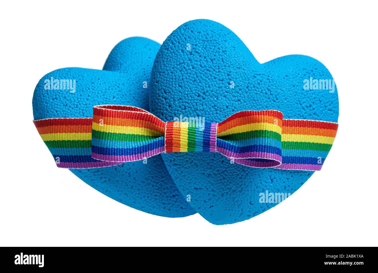 Gay Love. Deux coeurs bleu sont reliés par un arc-en-ciel LGBT ribbon bow. Symbole de bandes de fierté. Isolé sur fond blanc Banque D'Images