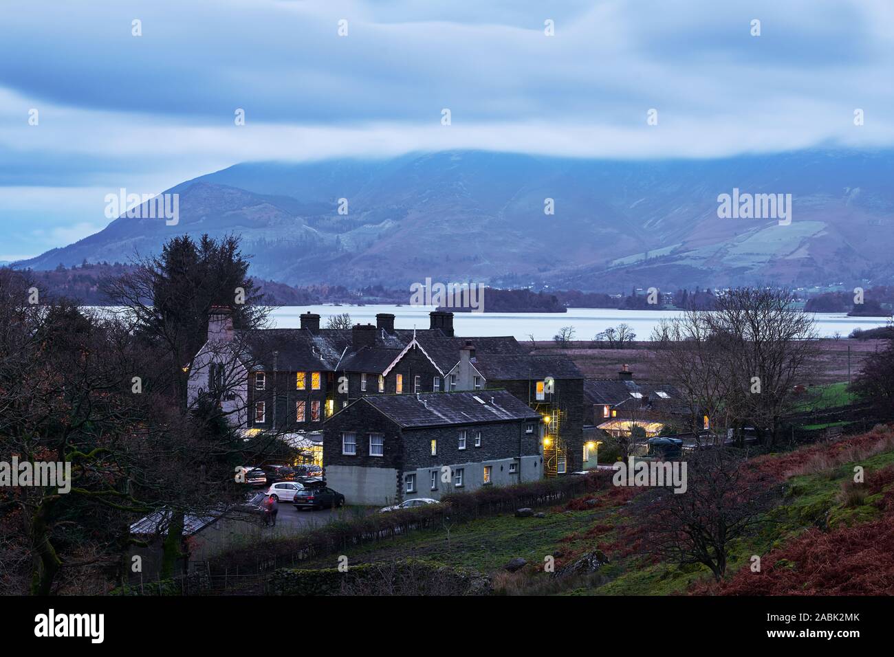 La fin de soirée à Borrowdale hotel sur la rive du lac Derwentwater, Borrowdale, Lake District, Cumbria, Angleterre, avec Maiden moor et étroit moor en t Banque D'Images