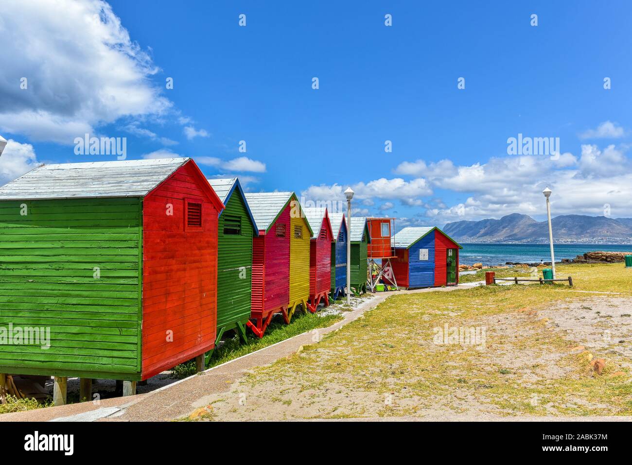 Des cabanes de plage colorées à St James Beach, Muizenberg, le Cap, Afrique du Sud Banque D'Images